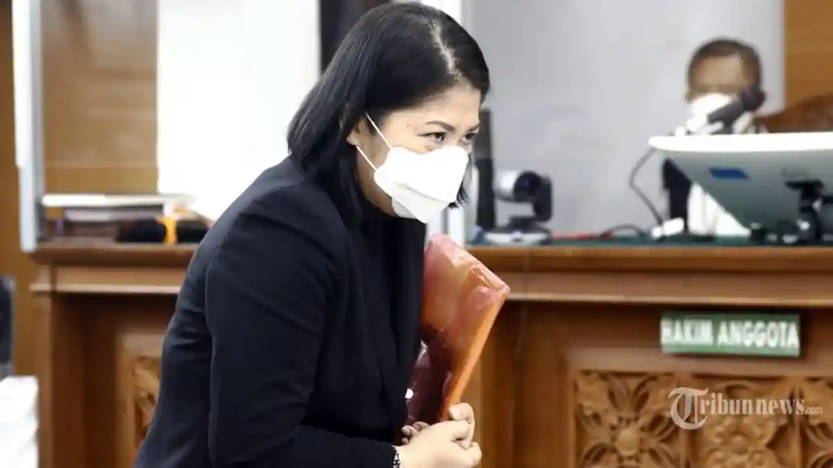 Putri Candrawathi Menangis Usai Bersaksi soal Dugaan Pelecehan Seks