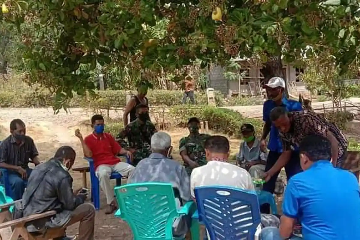 Cegah DBD dan Covid-19, di Desa Timu Tawa, Ini Yang Dilakukan Babinsa Talibura