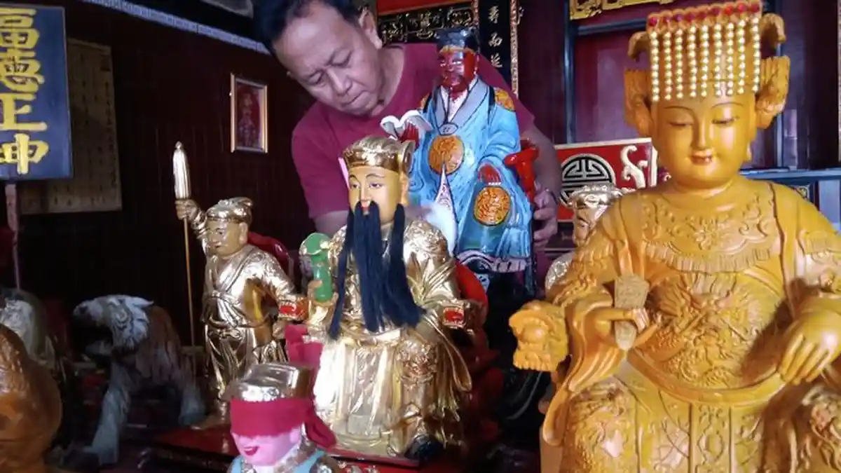 Menyambut Imlek, Patung Dewa di Kelenteng An Tjeng Bio Indramayu Dimandikan Juru Kunci