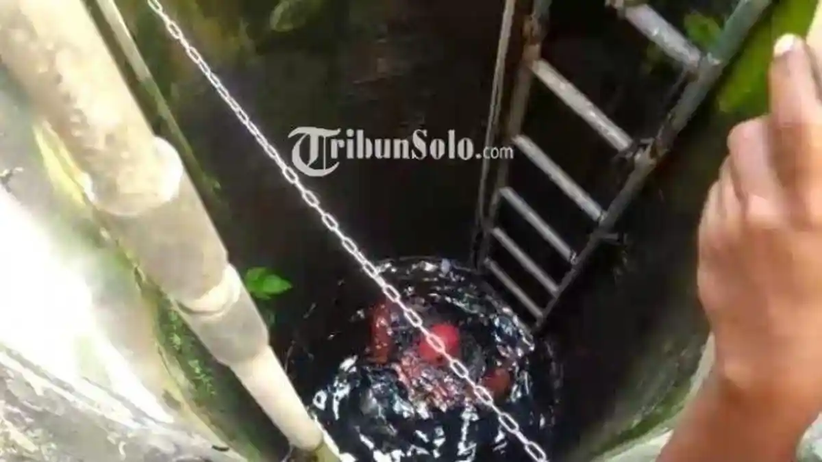 MENEGANGKAN, Aksi Penyelamatan Warga Menolong Tukang Parkir Tewas Tercebur ke Sumur