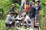 Warga-mengangkat-sepeda-motor-nyaris-terjatuh-di-jembatan-gantung-Desa-Lenggo.jpg