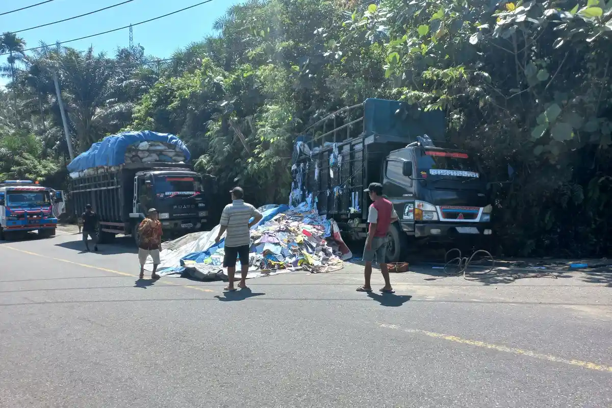 Tak Kuat Menanjak di Tebing Kedurang Bengkulu Selatan, Truk Muatan 6 ton Barang Bekas Terperosok