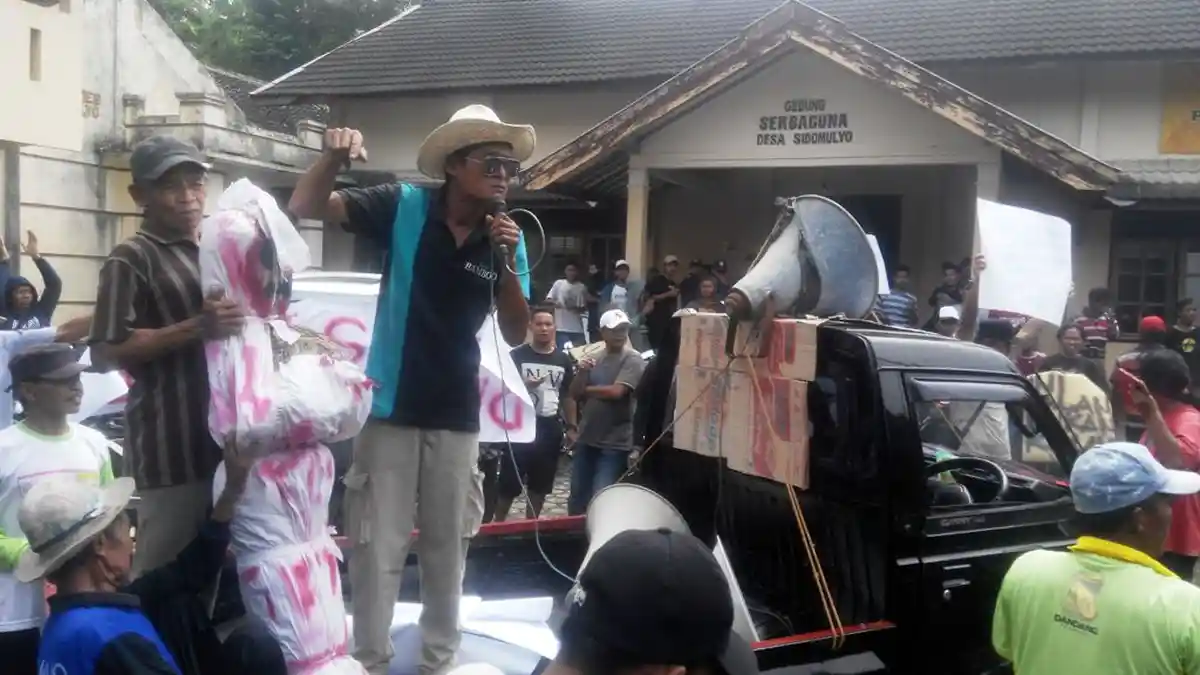 Ini Tuntutan Warga Sidomulyo Kepada Perusahaan Tambang yang Bikin Jalanan Rusak Berat