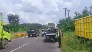 Tabrakan-Kijang-Pikap-dan-Truk.jpg