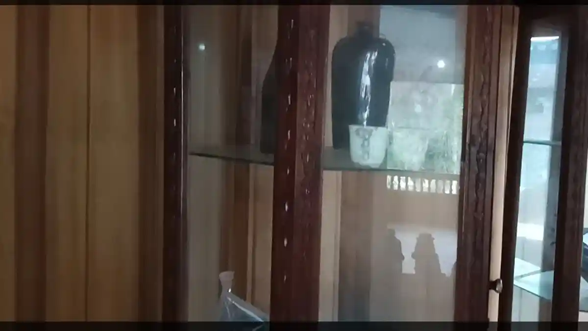 Botol Miras Belanda dan Cangkir Keramik Mongolia Dari Dalam Waruga Pukau Turis Eropa dan Amerika