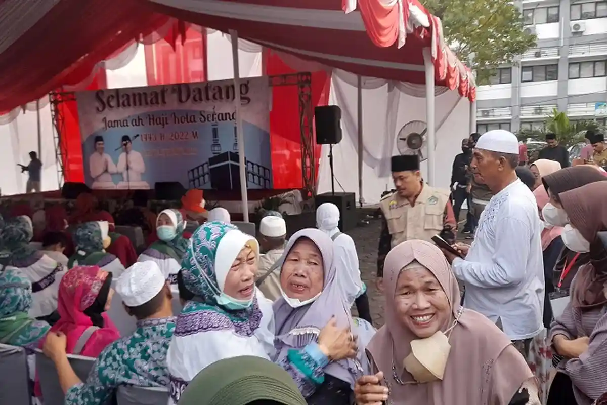 Isak Tangis Warnai Penyambutan Jemaah Haji asal Kota Serang, Diiringi Lantunan Sholawat