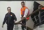 Bupati Cilacap Syamsul Auliya Sempat Jalankan Salat Isya Sebelum Ditahan KPK Terkait Kasus THR