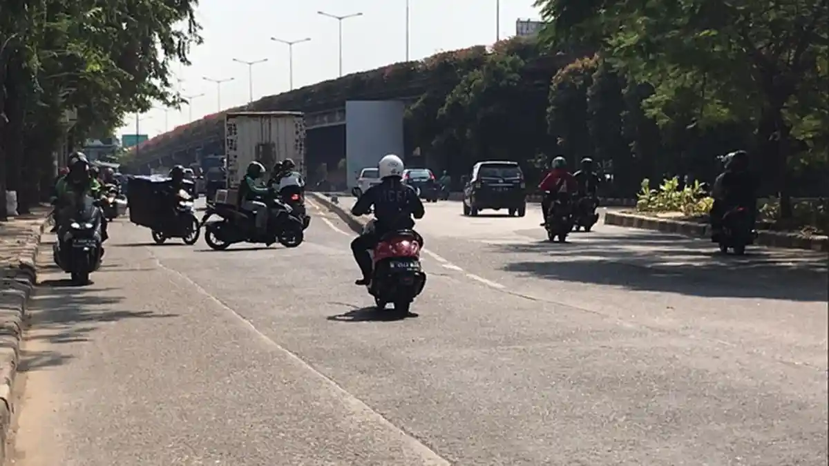 Jalan Ring Road Cengkareng Bergelombang dan Tak Rata Bahayakan Pengendara
