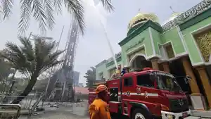 PADAMKAN-API-Bangunan-menara-yang-berada-di-halaman-masjid-agung-Darussalam.jpg