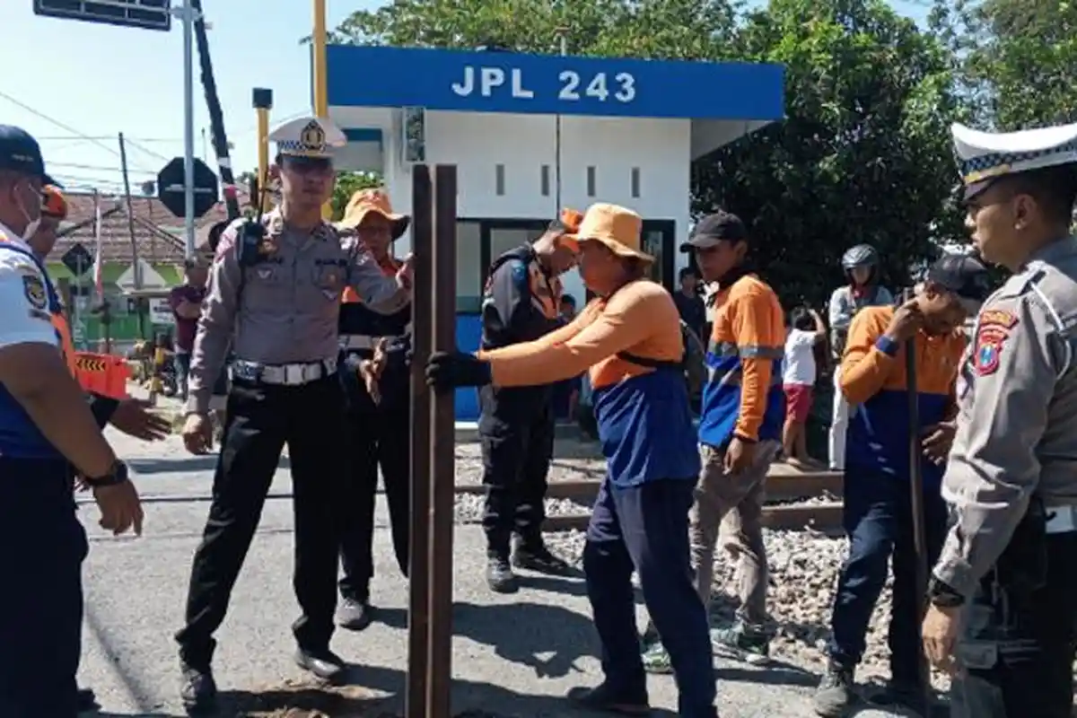 Setelah Avanza Tertabrak KA di Plosokandang Tulungagung, PT KAI Pasang Patok Agar Mobil Tak Lewat