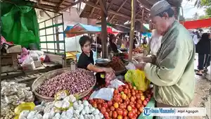 Bahan-pokok-yang-dijual-di-Pasar-Bohabak-Kecamatan-Bolangitang-Timur.jpg