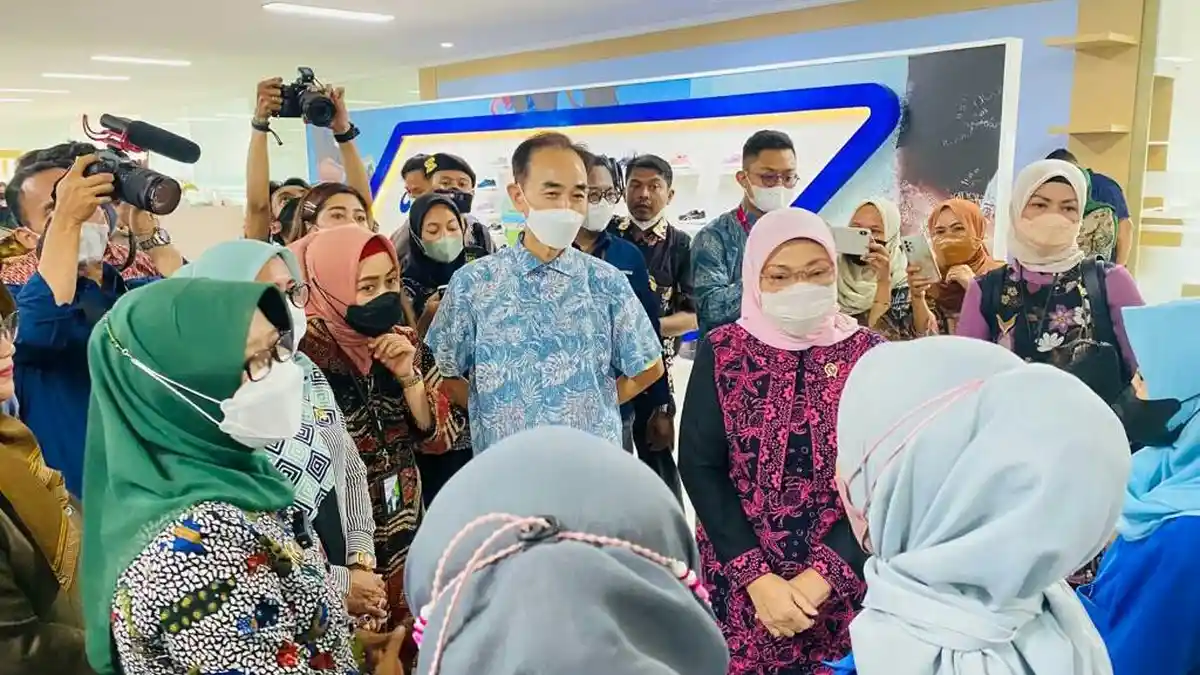 Menaker Ida Fauziyah Bagi-bagi BSU di Tegal, 3.648 Pekerja Gembira