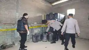 Gudang-BBM-Oplosan-Bernilai-Miliaran-di-Pringsewu-Lampung-Digerebek-Polisi.jpg