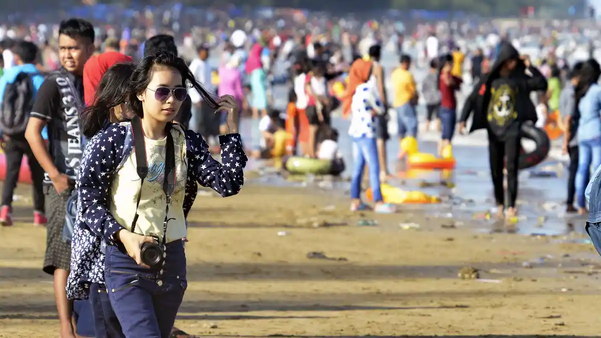 Kendaraan Berpelat Jakarta Mengular Menuju Pantai Anyer