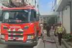 KEBAKARAN-Sejumlah-petugas-dan-beberapa-mobil-pemadam-kebakaran-berjibaku.jpg