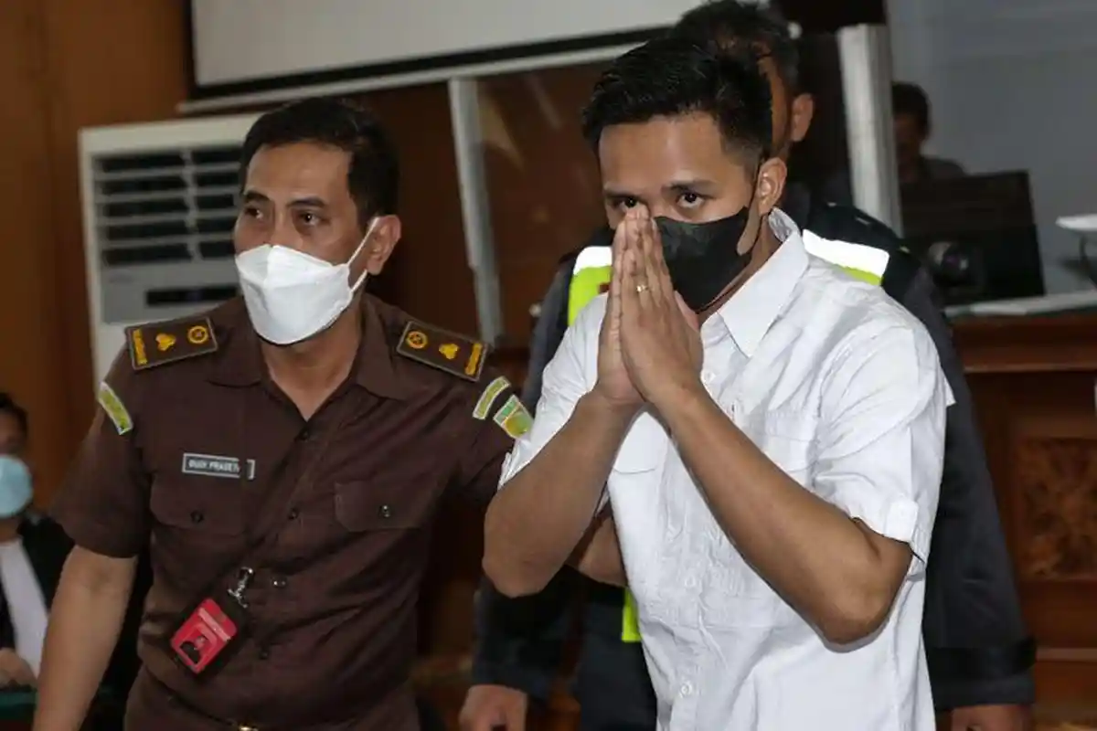 Remaja hingga Emak-emak Histeris Begitu Bharada E Dibawa Keluar, Berteriak Memberi Dukungan