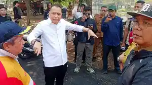 Eri-Cahyadimeninjau-pengerasan-jalan-di-kawasan-Kali-Tebu-Surabaya.jpg