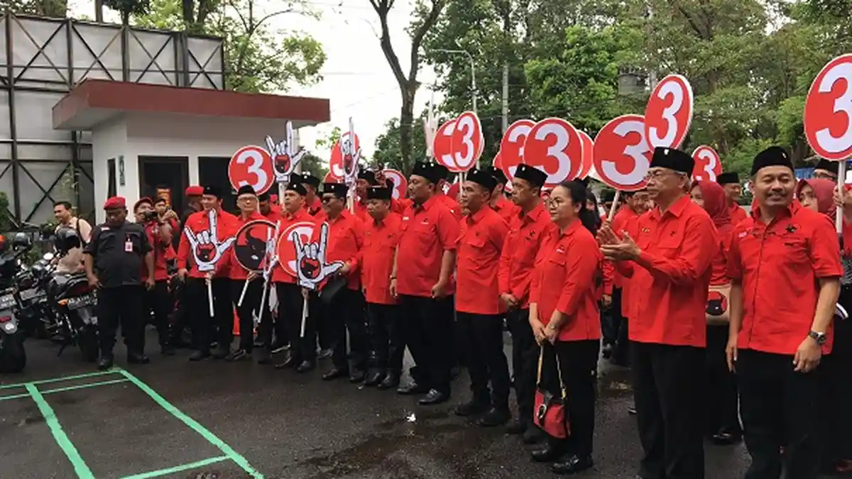 Massa PDIP Merahkan Kantor KPU Provinsi Jateng 