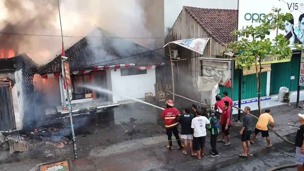 Korsleting Listrik Diduga Penyebab Kebakaran Toko Plastik dan PCP Express di Sesetan