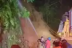 Semalaman Petugas Atasi Longsor Gunung Gelap, Akses ke Selatan Garut Sudah Normal Lagi