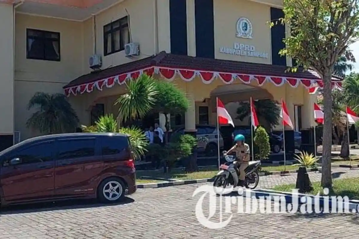 Respon Dewan Sampang soal ASN Wajib Beli Baju Adat, Minta Pemkab Batalkan Kebijakan: Berat