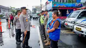 Kapolda-Sumut-Irjen-Pol-Agung-Setya-Imam-Effendi-mengecek-pos-keamanan-di-depan-Gereja-Gloria.jpg