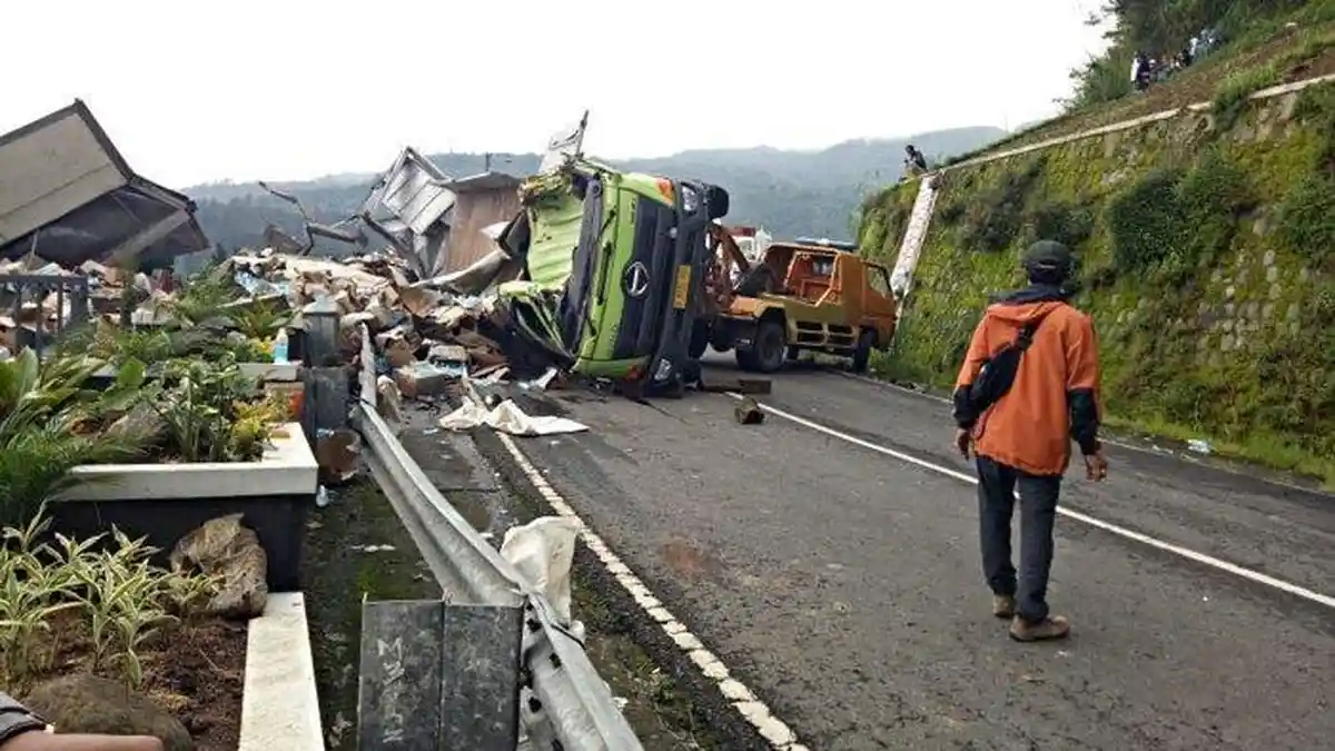 3 Kecelakaan Truk Pengangkut Barang Terguling di Solo, Salah Satunya Viral karena Terjadi Penjarahan