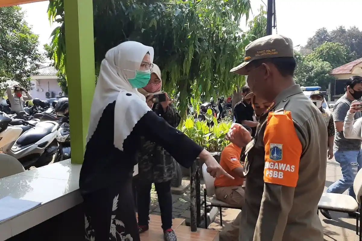 Ditegur Tak Pakai Masker dengan Benar, Wanita di Pasar Minggu Emosi dan Membentak Petugas