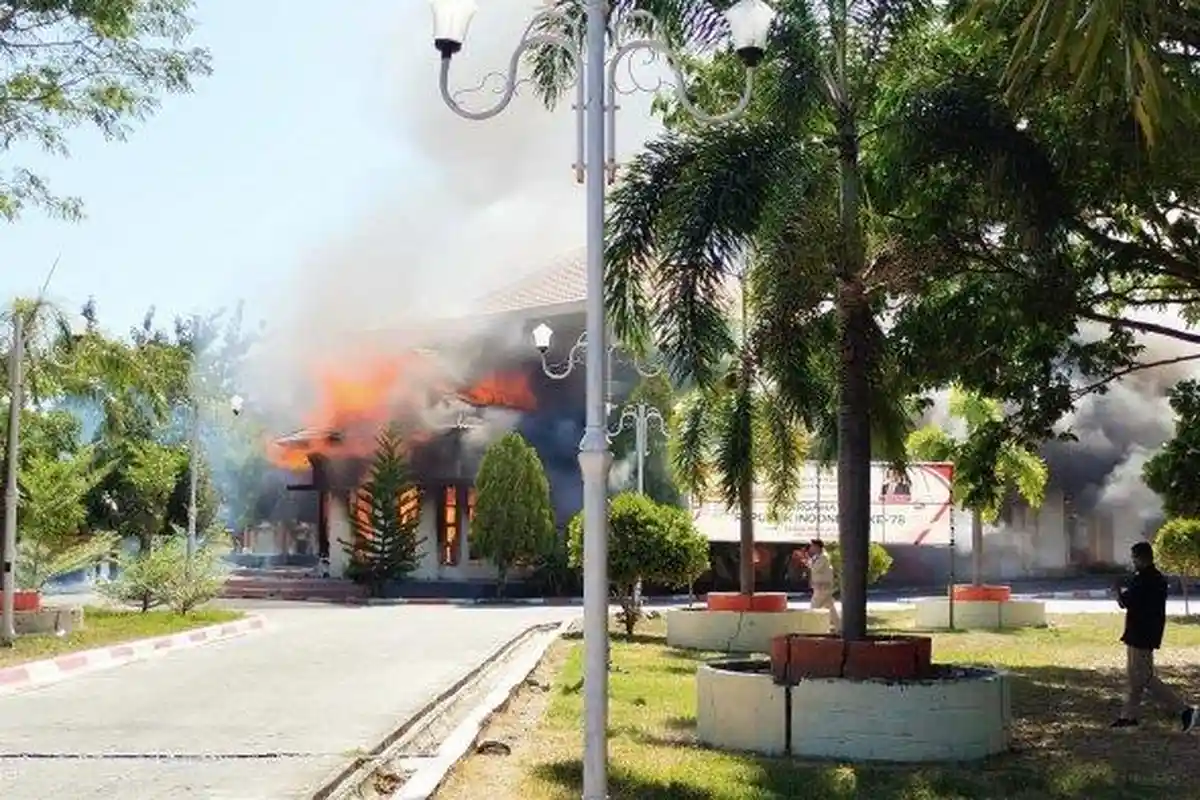 Kantor Bupati dan DPRD Pohuwato Gorontalo Dibakar Massa, 10 Anggota Polisi Luka Amankan Kerusuhan