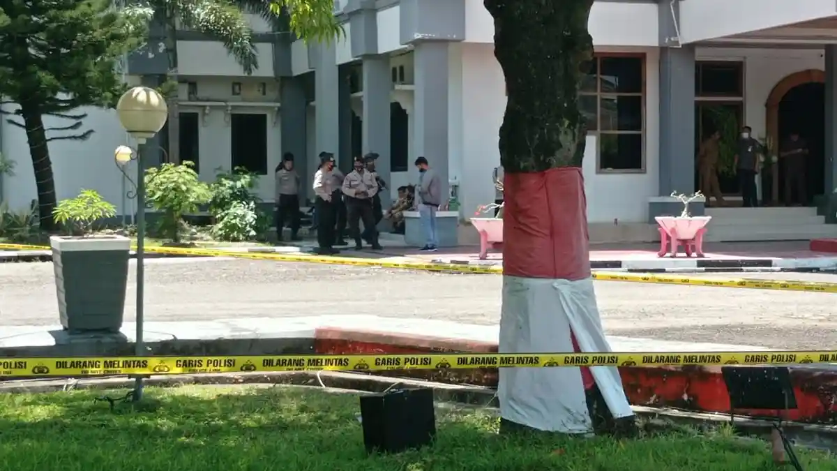 BREAKING NEWS : Ada Kotak Hitam Mencurigakan di Halaman Kantor Bupati Pinrang