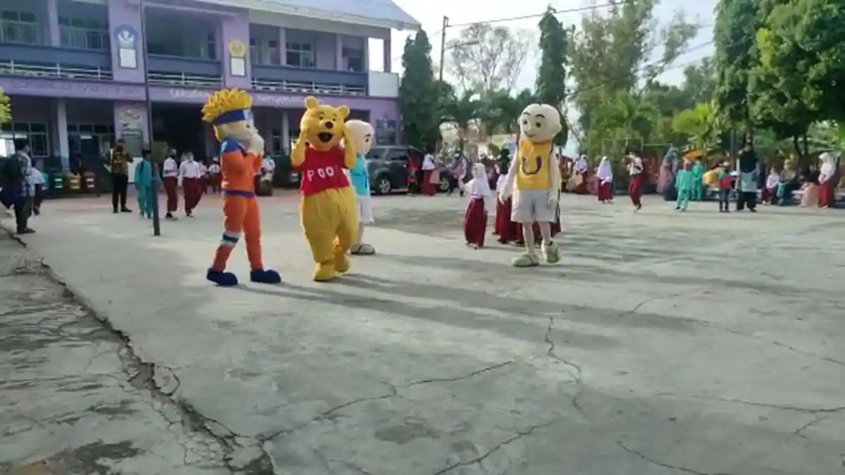 Orang tua Rela Antre 3 Jam Demi Anaknya Dapat Vaksin Corona