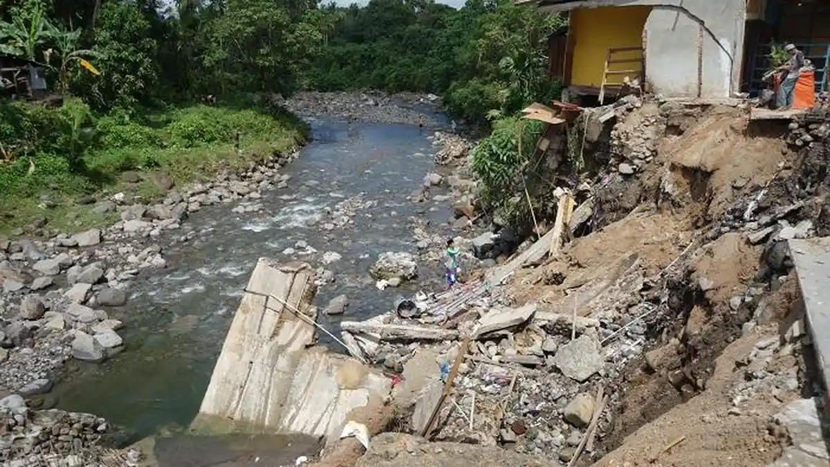 Ruko Hanyut dan Jembatan Rusak Akibat Banjir Bandang di Padang Pariaman, Warga Minta Perhatian Pemda