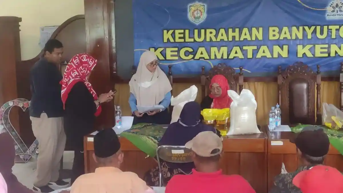 Bantuan Beras dan Minyak Mulai Disalurkan di Banyutowo Kendal 