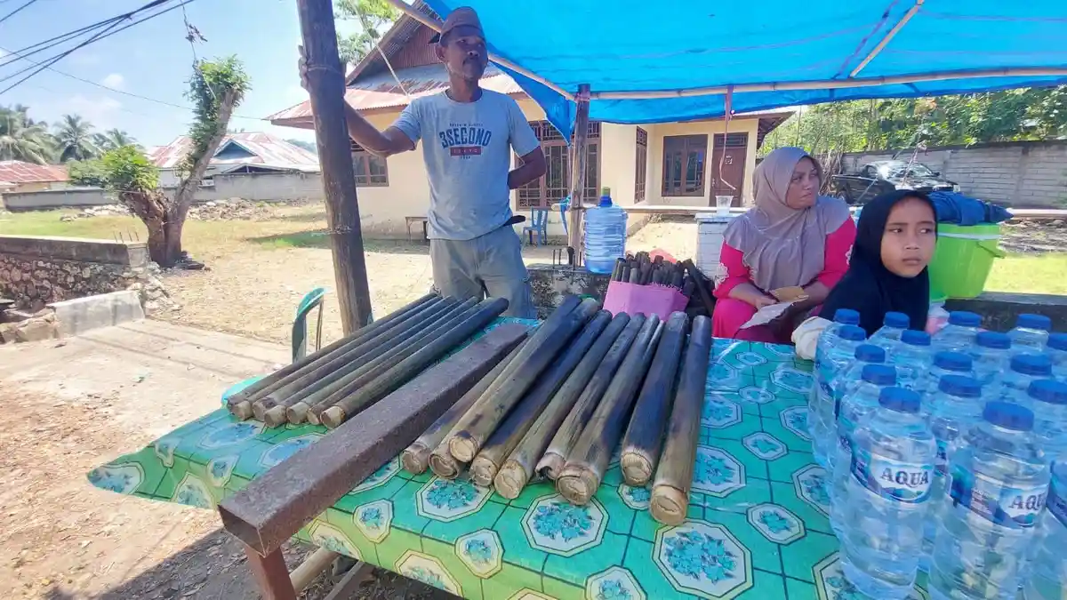 Breaking News: Pedagang Musiman Nasi Jaha Raup Untung Jutaan saat Lebaran Ketupat Gorontalo