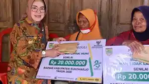 Momen-ketika-Bupati-Sukoharjo-menyerahkan-bantuan-biaya.jpg