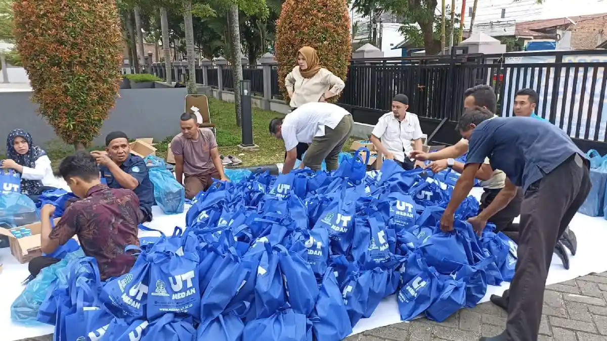 Berbagi di Bulan Ramadan, UT Medan Bagikan 450 Paket Takjil ke Pengguna Jalan - Berbagi-di-Bulan-Ramadan-UT-Medan-Bagikan-450-Paket-Takjil-ke-Pengguna-Jalan-5.jpg
