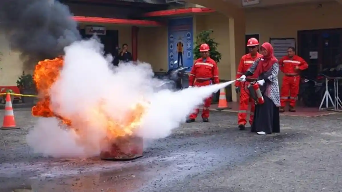 Warga Antusias Ikuti Simulasi Pemadaman Api dari Pertamina Plaju