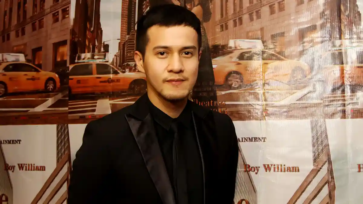 Wajah Ganteng Herjunot Ali Membuatnya Mudah Adu Akting dengan Luna Maya