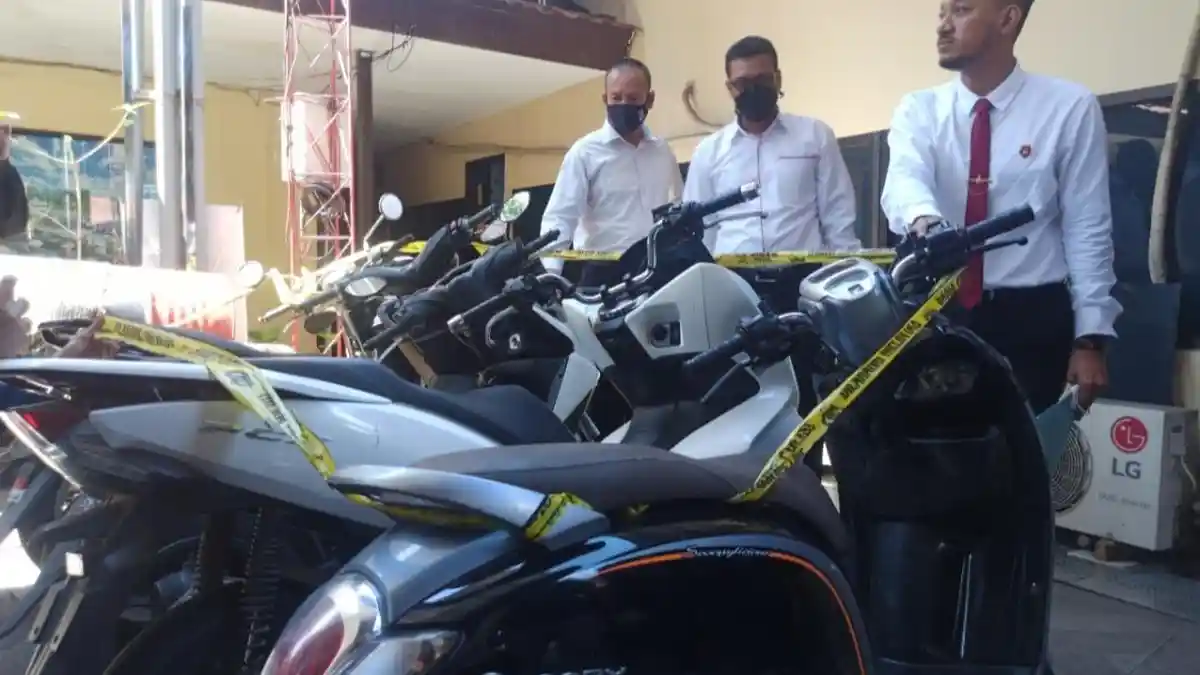 Modus Dua Oknum Polisi Polresta Banjarmasin  Bawa Kabur Motor Warga