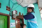 Petugas-PLN-melakukan-penggantian-kWh-meter-ke-smart-meter-hgfhgfhg.jpg