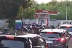 Panik Isu BBM Naik, Pengendara Rela Antre 1 Jam di SPBU Jalan Benyamin Sueb Pademangan Jakut