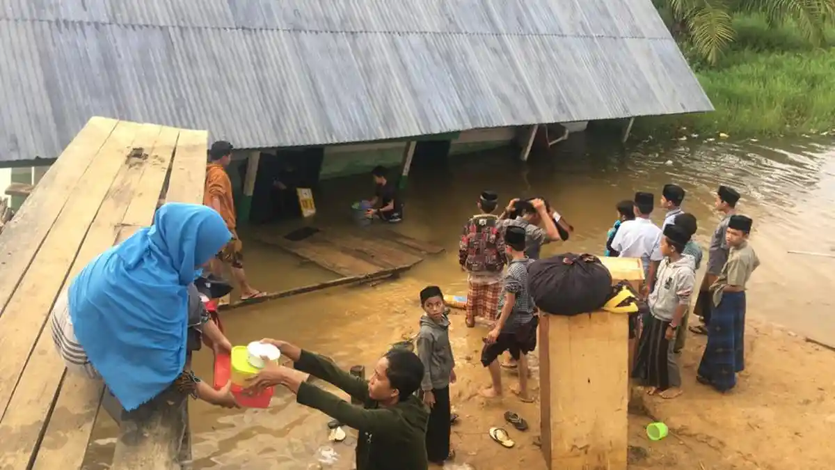 BREAKING NEWS - Tengah Malam, Asrama Santri Dayah Khairul Ummah Subulussalam Roboh