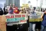 Unjuk Rasa Orang Tua Murid Tolak PPDB di Kemendikbud