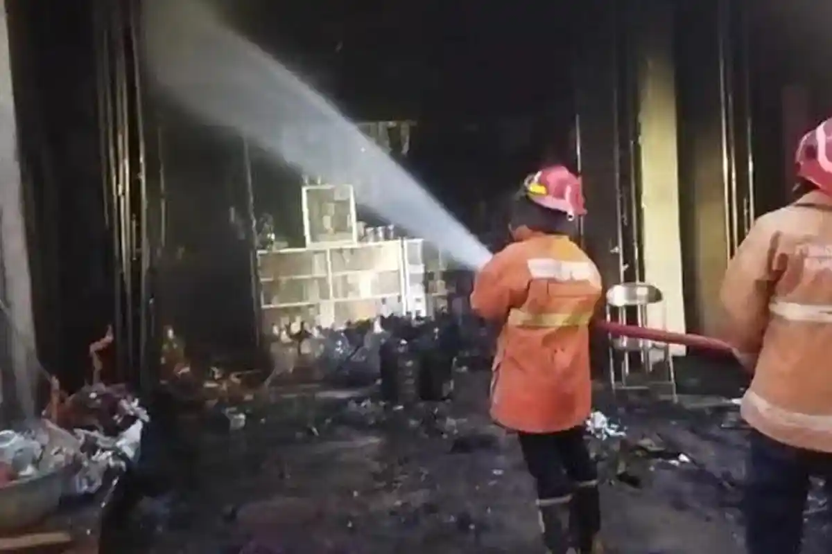 Pemilik Pindahkan BBM ke Botol dalam Kondisi Motor Menyala, Toko Madura di Gresik Ludes Terbakar
