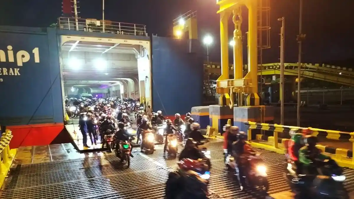Update Merak-Bakauheni, Pemudik Sepeda Motor Pilih Jalan Malam Hindari Panas Matahari