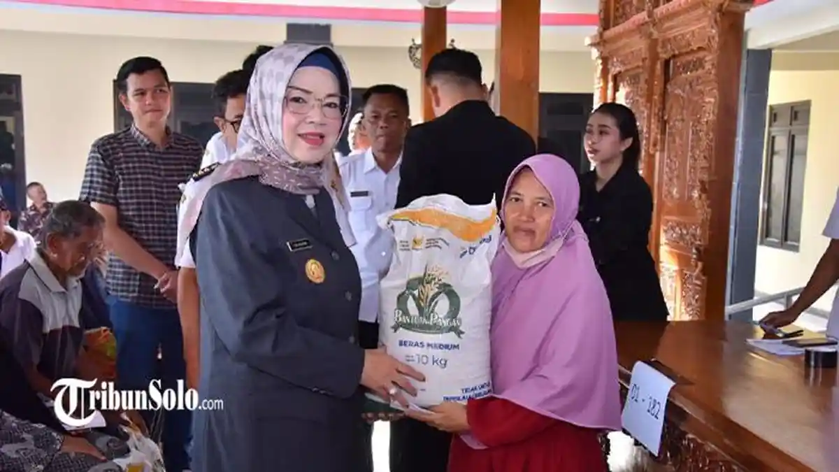 Bupati Etik Suryani Tinjau Penyaluran Bantuan CPP di Dalangan Sukoharjo, Pastikan Tepat Sasaran