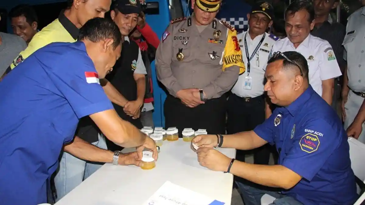 Ditlantas Polda Aceh Bersama BNNP dan Dishub Tes Urine Sopir Bus di Terminal Batoh