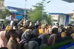 PPPK Paruh Waktu Desak-desakan Antre di Bank Sulselbar Topoyo Terima Gaji Pertama Sebelum Lebaran