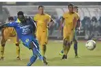 striker-persib-bandung-ezechiel-ndouassel-melakukan-eksekusi-penalti-di-laga-melawan-semen-padang.jpg