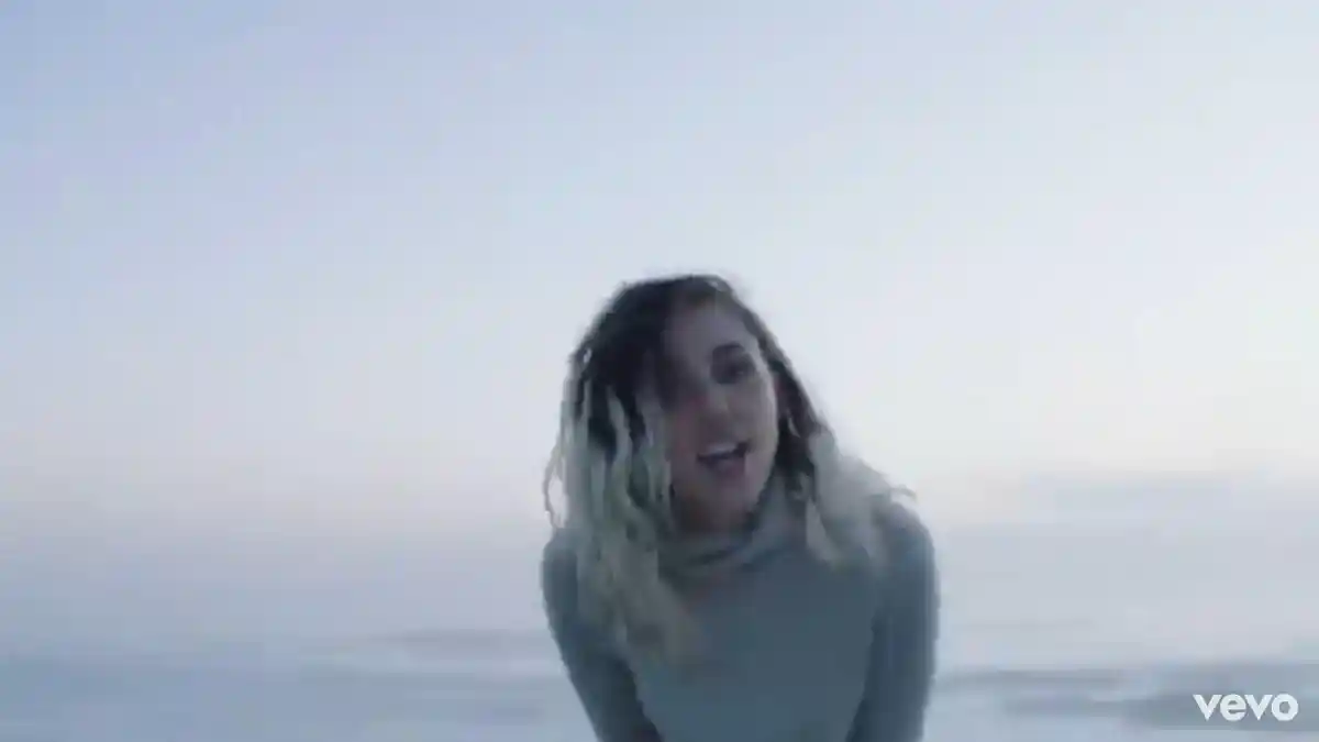 Lirik dan Terjemahan Lagu Malibu - Miley Cyrus: The Sky is More Blue